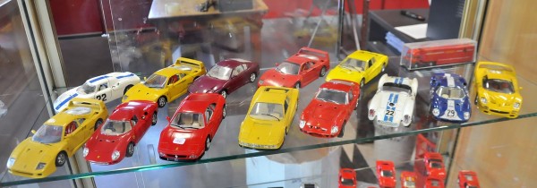 Lot de treize voitures miniatures FERRARI 1/24e (MIRA, BURAGO).  On joint un semi-remorque FERRARI 1/43e.