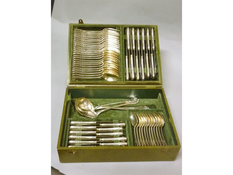 Ménagère en métal argenté comprenant douze couverts, dou... - 86028012