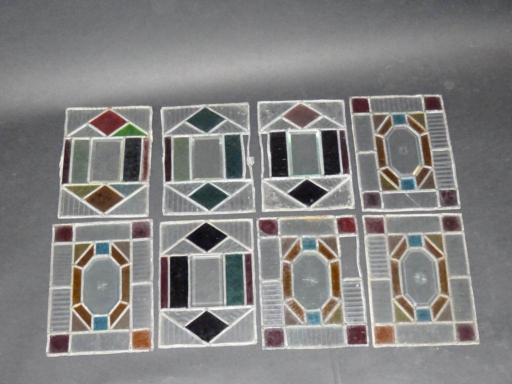 Suite de huit vitraux en verre coloré à motifs géométriques. Dimensions ...