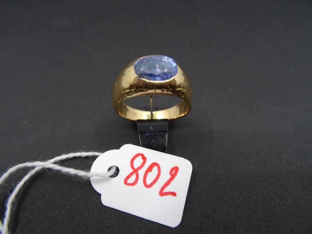 Bague demi-jonc en or 14K sertie d'un saphir de 1.5 carat environ (pierre abimée , rayée avec chocs). Poids brut : 8g10
