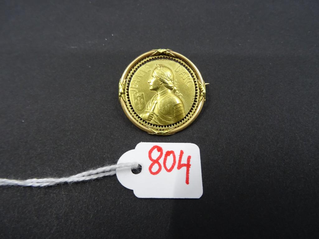 Broche en or 18 carats (poinçon tête d'aigle) représentant le buste de Jeanne d'Arc. Poids : 5.4 g