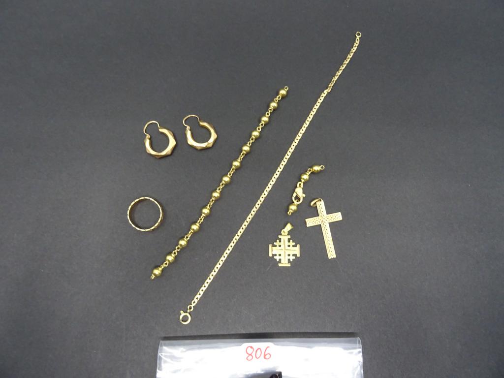 Lot en or 18 carats : Paire de petites créoles + alliance + croix (bélière tordue), bracelet souple et bracelet boules (cassé). Poids total du lot : 19.5 g