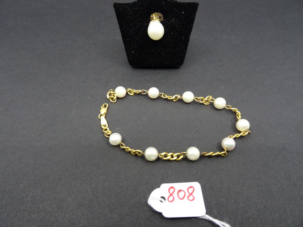 Petit pendentif perle de culture, on joint un bracelet perles de culture et or 14 carats (attache en métal) .