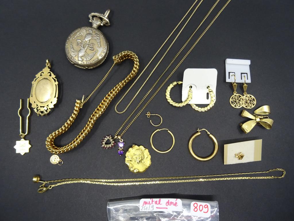 Lot de bijoux fantaisie en métal doré  dont : montre de poche + bracelet gourmette + créoles et pendentif.....