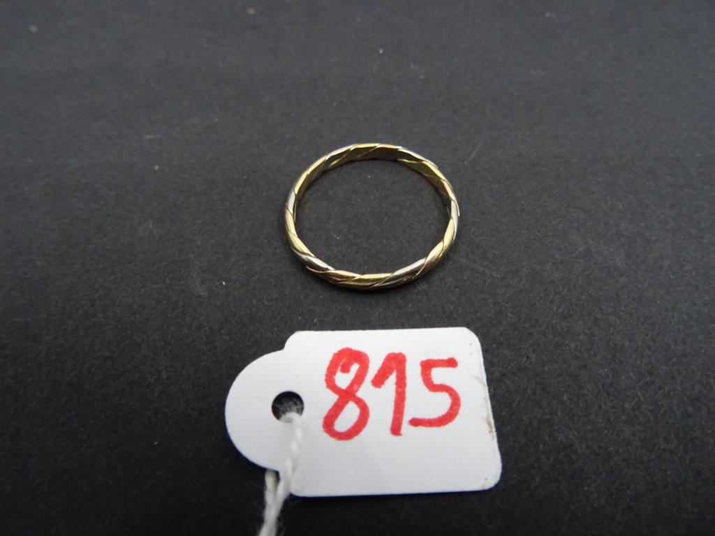 une alliance trois ors torsadée  or Poids: 1.7 gr
