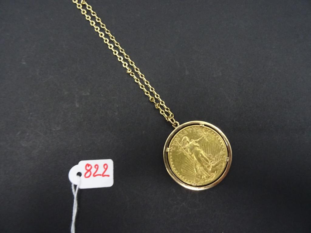 Pièce en or de 20 dollars montée en pendentif avec une chaîne en or. Poids total : 49.8 g