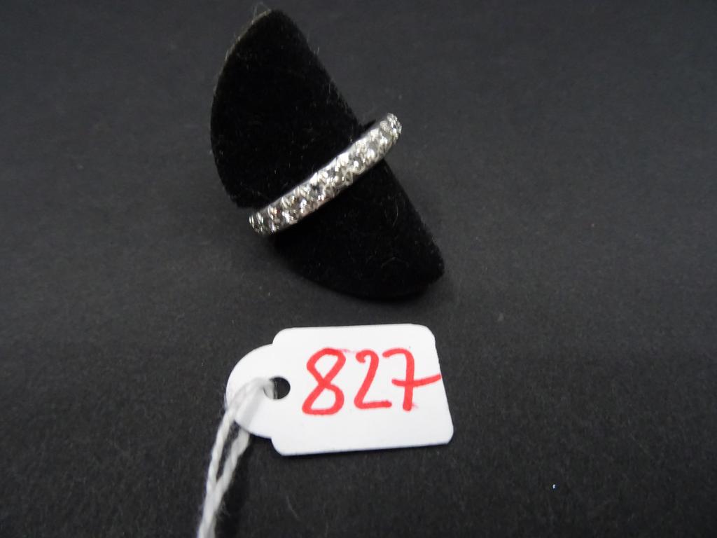 Alliance en platine (poinçon tête de chien) sertie de petits diamants taille ancienne. Poids : 4.8 g
