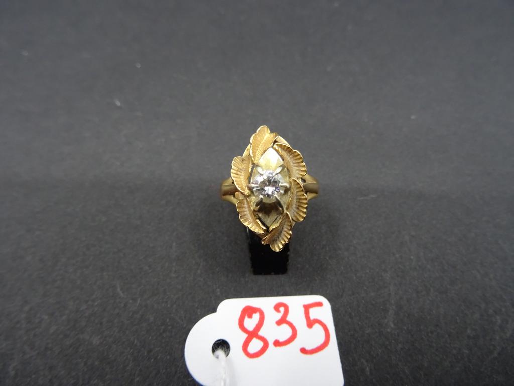 bague en or à décor de feuillages sertie d'un petit diamant.poiçon tête d'aigle  PB:3.4 gr