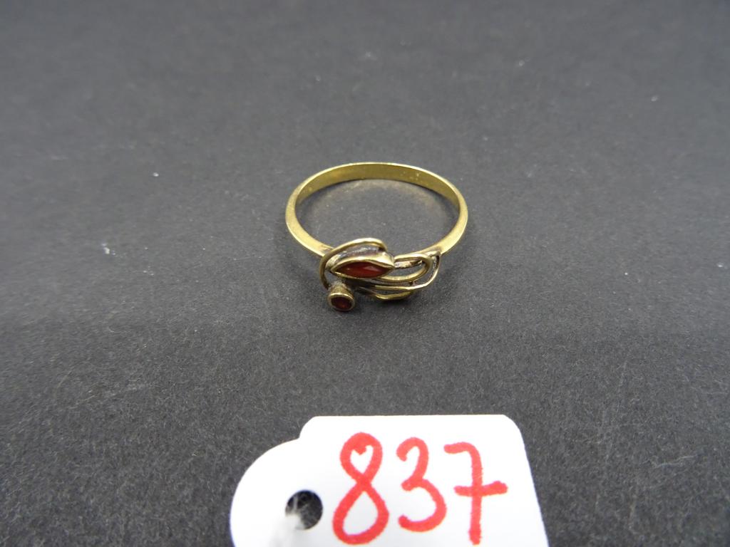 bague fleur en or ornée de deux grenats PB:1.7 gr (choc à une pierre)