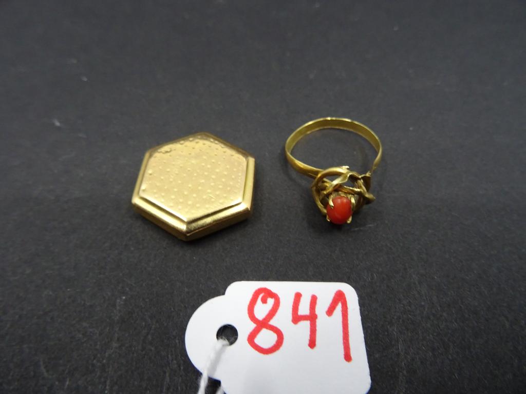 bague en or (brisée) ornée d'un corail et un pendentif en or et verre accidenté.PB 7.4 gr
