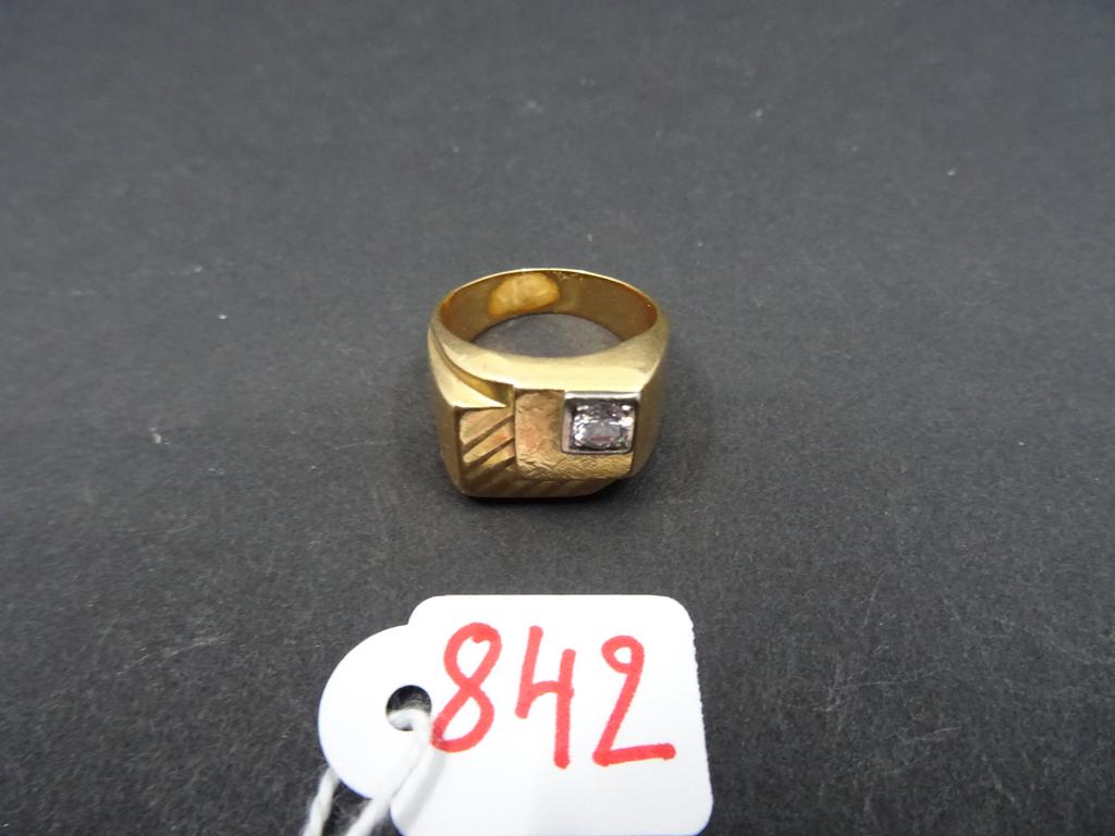 chevalière en or ornée d'un petit diamant ,poinçon tête d'aigle PB:7.2 gr
