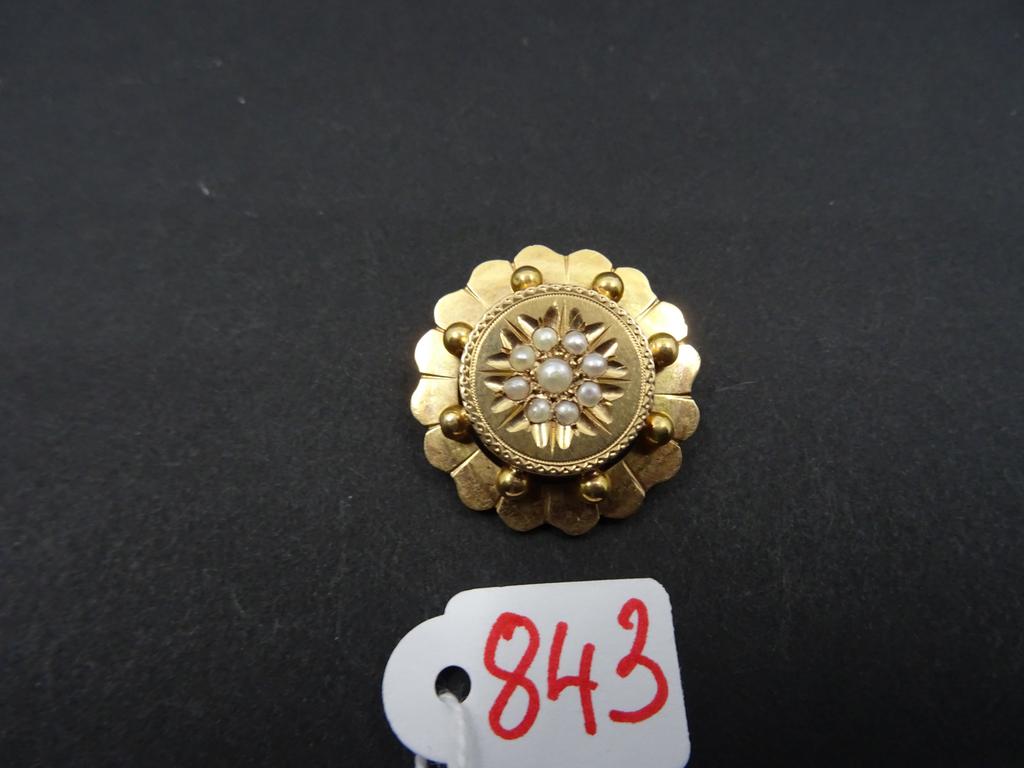 broche en or ornée de perles PB:3.3 gr