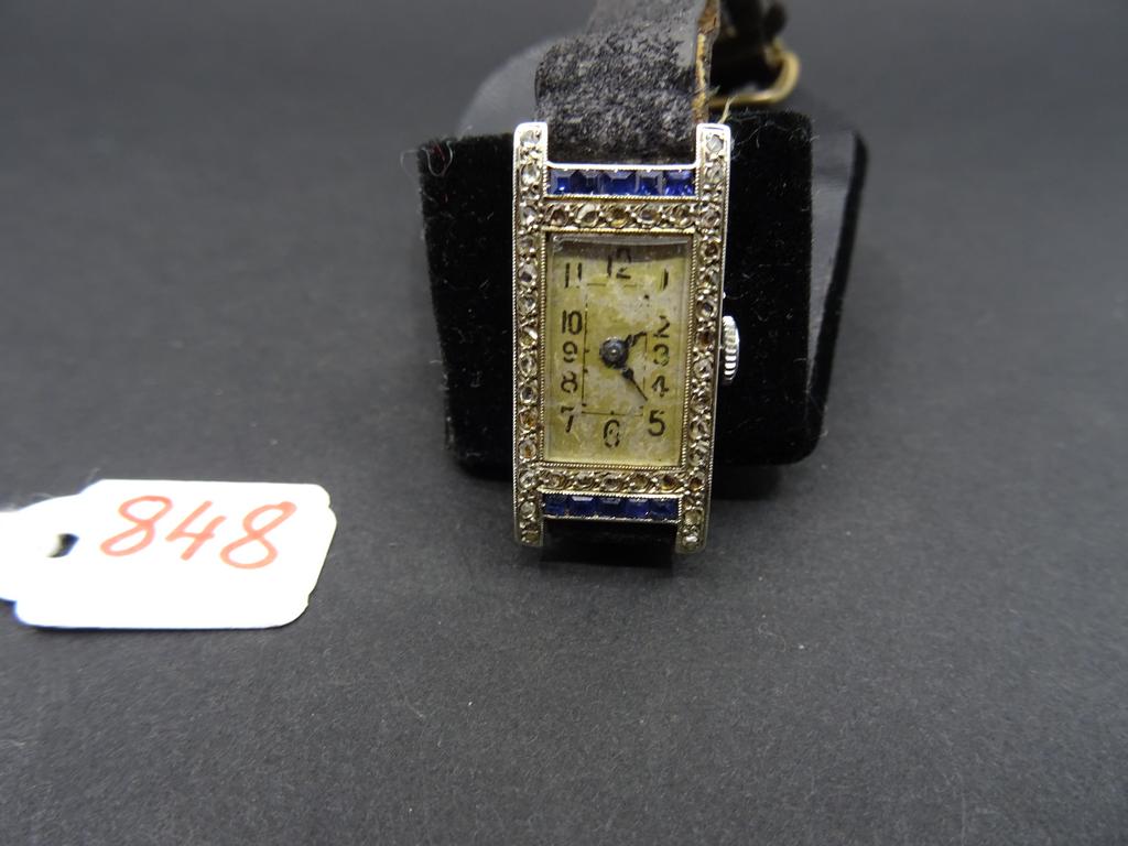 Montre TANK en or gris ornée de petits diamants. (Mauvais état).