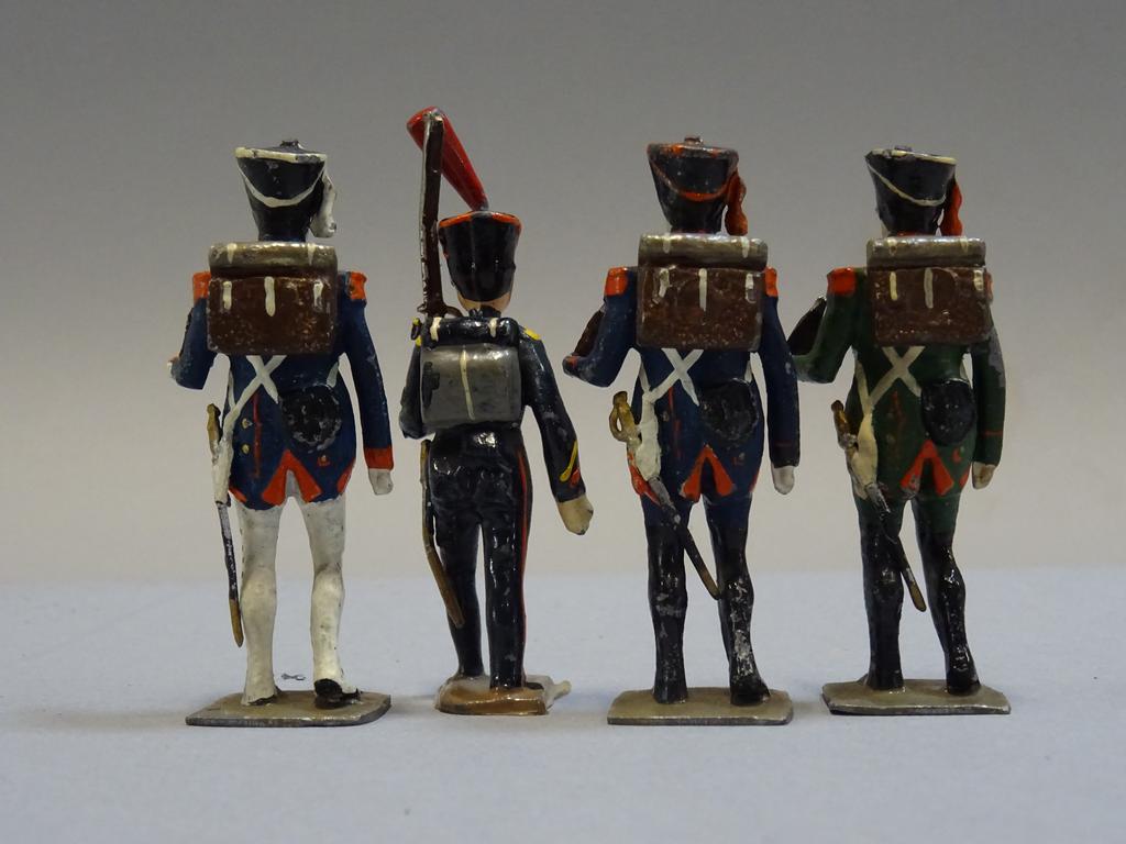 LOT DE PETITS soldats de Napoléon en porcelaine et en plomb. EUR 60,00