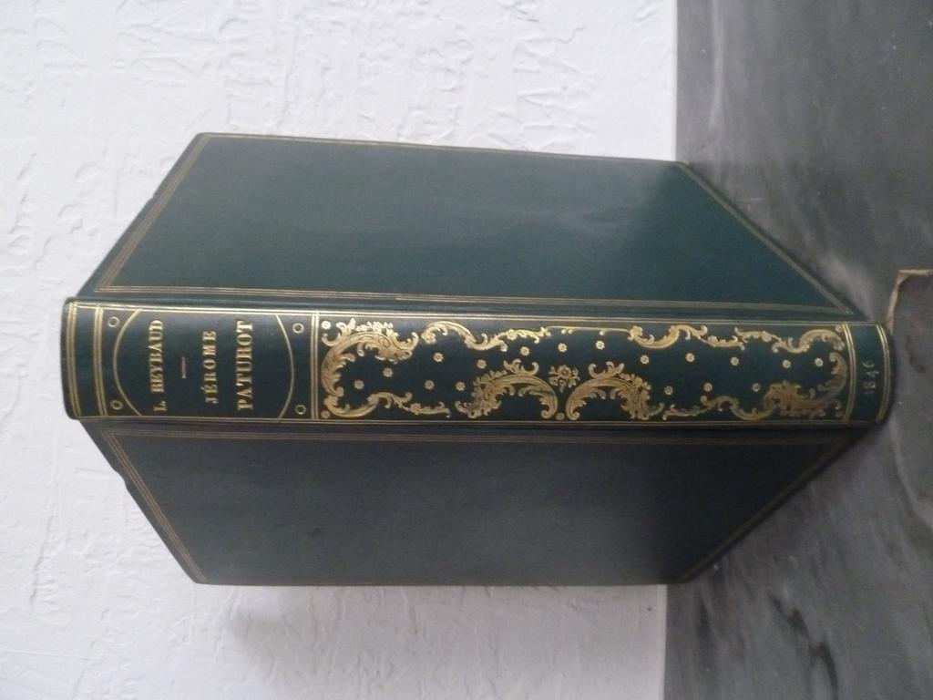 REYBAUD, Louis. (GRANDVILLE) : Jérôme Paturot à la recherche dune position sociale. Paris : Dubouchet, Le Chevalier et Cie, 1846. 1 volume in-4°. Reliure de lépoque pleine percaline émeraude à la bradel, dos lisse orné en long dun décor rocaille doré, triple filet doré en encadrement des plats, tête dorée, couvertures et dos (remonté) conservés. Premier tirage des superbes et spirituelles illustrations gravées sur bois de GRANDVILLE soit couvertures, 32 hors-texte dont frontispice et 167 in-texte. Rares rousseurs. TRES BEL EXEMPLAIRE, en 1er tirage et avec les rares couvertures.