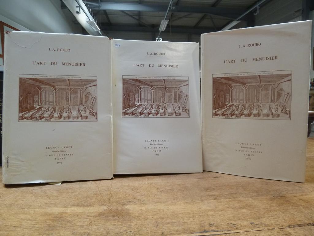ROUBO : Lart du menuisier. Paris : Léonce Laget, 1976. 4 tomes en 3 forts volumes in-folio. Reliures de léditeur pleine toile à la bradel, titrées aux dos, jaquettes illustrées et rempliées , Nombreuses illustrations. Réimpression en fac-similé de la 1ère édition publiée à Paris de 1769 à 1775. Quelques défauts aux jaquettes.