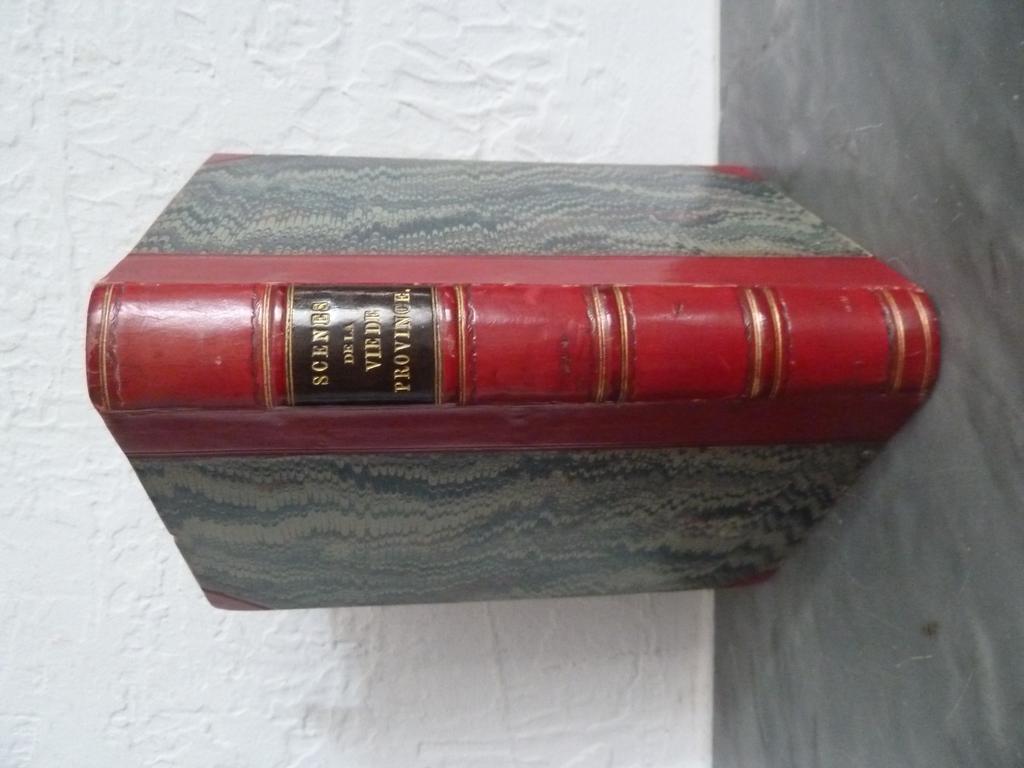 BALZAC, Honoré de : Scènes de la vie de province. 1ère série : Les célibataires. La femme abandonnée. Illusions perdues. Paris : Charpentier, 1839. Un volume in-12°. Reliure de lépoque demi-veau rouge à coins, dos à nerfs bordés de double filet doré et un filet ondulé à froid, pièce de titre en veau ébène. Première édition in-12° et première édition séparée, avec une version remaniée. A propos des éditions Charpentier, cf. supra. Légers frottis. BEL EXEMPLAIRE.