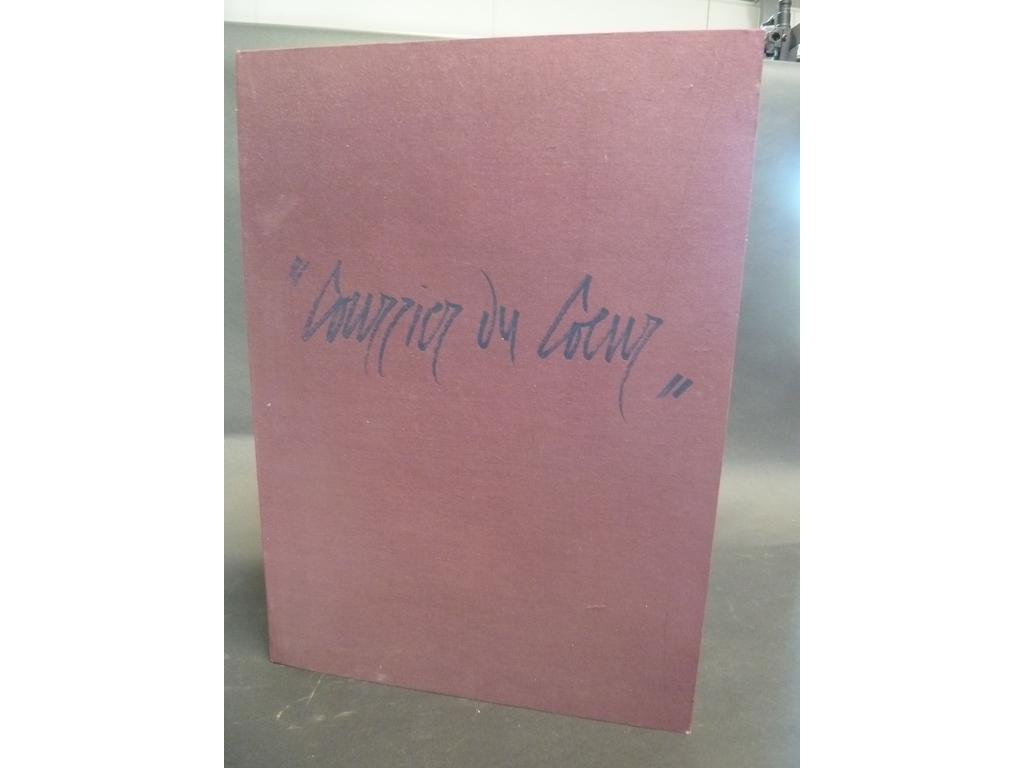 MODIANO, Patrick. (ANSELMI, Fabrizio) : Courrier du cur. S.l.n.e., 1978 , Un volume in-plano en feuilles sous chemise toilée à rabats titré sur 1er plat de léditeur. Illustré de 2 lithographies en couleurs à pleine page de Fabrizio ANSELMI. EDITION ORIGINALE tirée à 150 ex. numérotés sur vélin dArches. 1 des 120 signé par lauteur et lillustrateur. Rousseurs passim. Peu courant. Recherché.