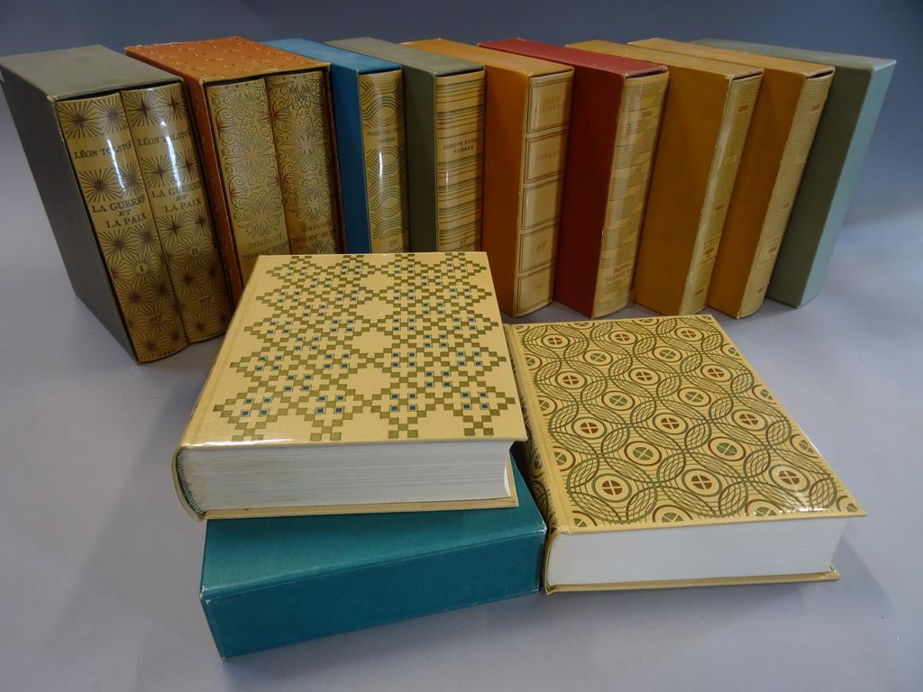 Lot de 12 livres éditions Gallimard dans des emboitages dont André GIDE, TOLSTOI, Paul CLAUDEL...