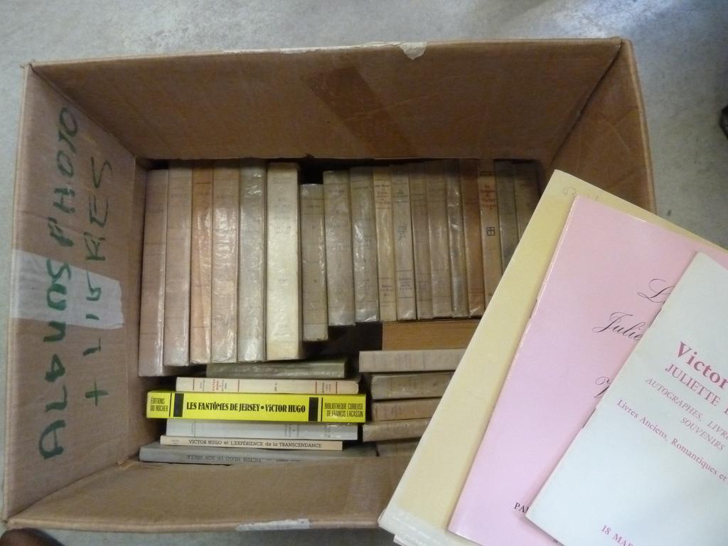 (Lot) Ensemble denviron 30 ouvrages de Victor HUGO et 3 catalogues de vente publique. (n.c.)