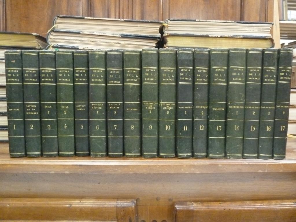 ROUSSEAU, Jean-Jacques : uvres complètes. Paris : Armand-Aubrée, 1829. 17 volumes in-8°. Reliures de lépoque demi-maroquin vert cyprès, dos lisses ornés de filets dorés en place des nerfs, titres et tomaisons dorés. Portrait en frontispice. BEL ENSEMBLE DECORATIF (n.c.).