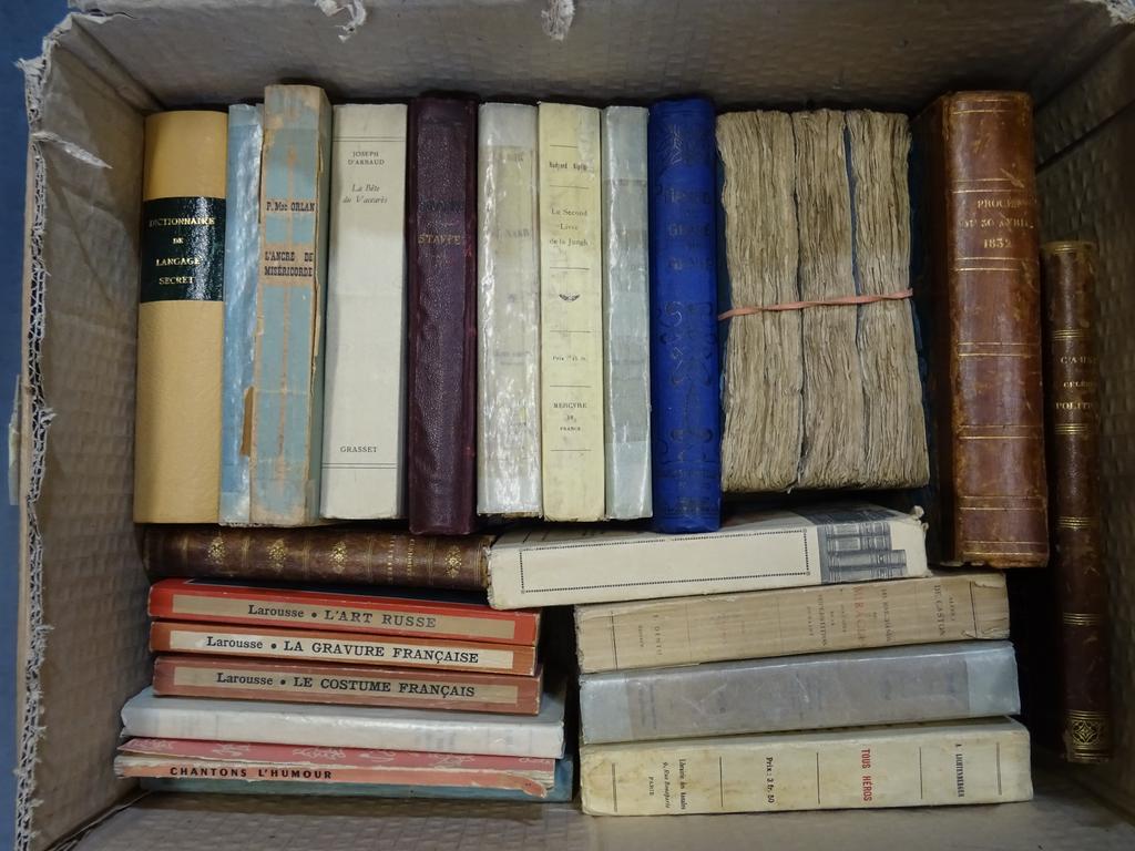 (Lot) 1 carton douvrages divers de littérature et dhistoire. (n.c.)