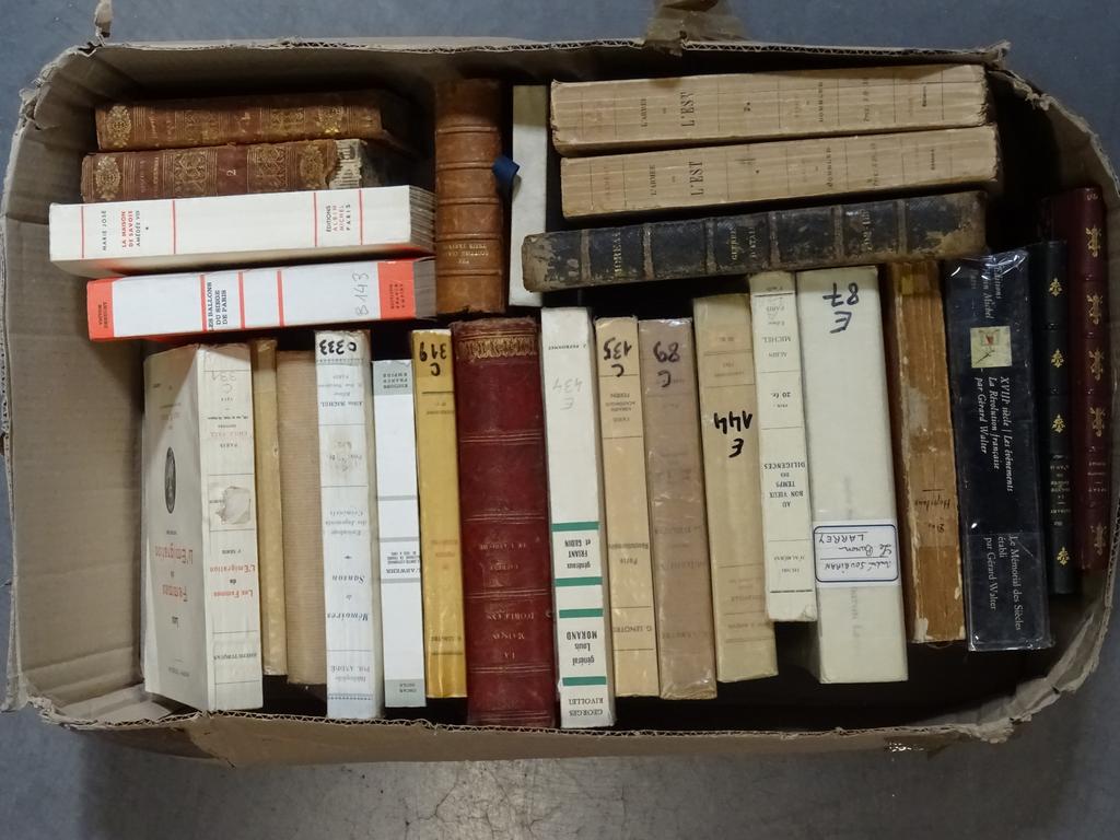 (Lot) 1 carton douvrages divers dhistoire principalement. (n.c.)