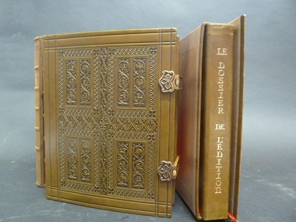 ASSISE, Saint-François d. (DUSSARTHOU, A.) : Les Fioretti. Paris : Club du livre, 1966.  1 volume petit in-4°. Reliure pleine peau de léditeur richement ornée dune composition à froid, fermoirs. Coffret de léditeur avec une chemise insérée contenant des documents liés à lédition. Illustrations in-texte et hors-texte dA. DUSSARTHOU. BON EXEMPLAIRE.