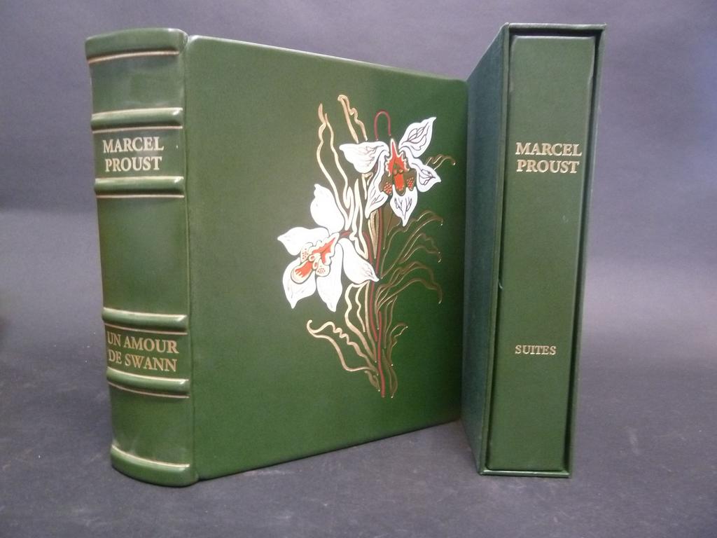 PROUST, Marcel. (MORELLE, Jean-Louis) : Un amour de Swan. Paris : Nouvelle librairie de France, Guy-Victor Labat, 1997. Un volume in-4° et un volume en feuilles de suites. Reliure de léditeur plein veau vert ornée dune grande composition florale sur le 1er plat, dos à 4 faux-nerfs sautés titré or, tête dorée. Pour les suites, sous chemise demi-veau de même teinte titré au dos. Etuis bordés assortis. Illustré de 74 aquarelles hors-texte ou à pleine page de Jean-Louis MORELLE. Tiré à 1860 ex. numérotés sur vélin dArches. 1 des 450 comprenant en plus 3 suites à part des hors-texte, une suite des pleines pages (dénommées ici in-texte !). Sans la sérigraphie réservée aux souscripteurs. TRES BEL EXEMPLAIRE