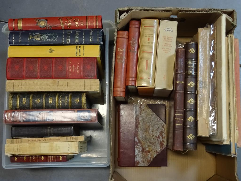 Deux cartons de livres divers dont : Théâtre de Jean Paul Sartre, Brumes sur la Brière Raymond Dagobert 1930, Atlas Classique, Aubanel : Lou Pastre illustrations d'Angladon, Mémorial de Saint Hélène et diverses reliures éditeurs.
