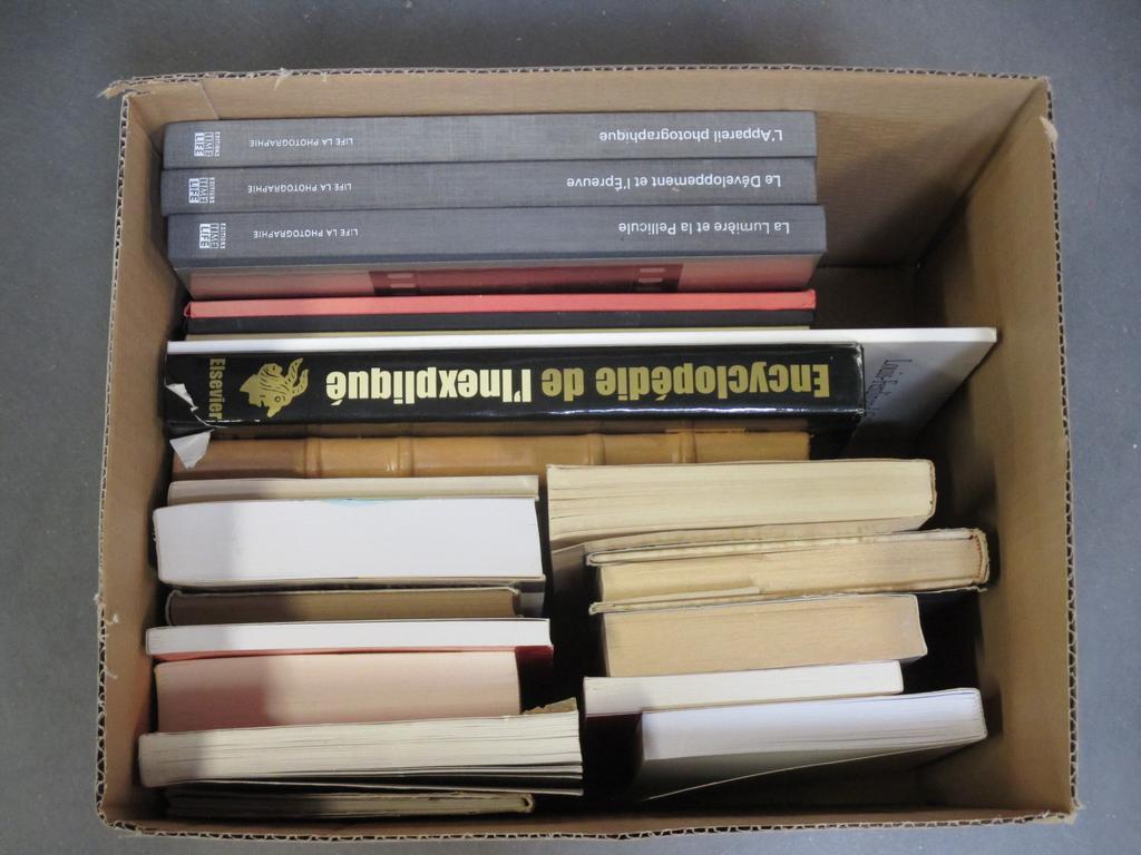 Lot dans un carton de 21 livres divers et contemporains dont : thématique photographie, érotisme et architecte antique...et 2 cartons de livres brochés