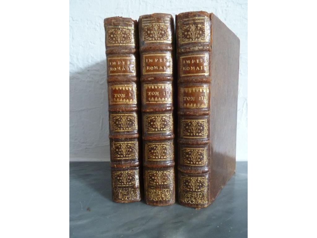 SERVIEZ, M. de : Les impératrices romaines, ou histoire de la vie et des intrigues secrètes des femmes des douze Césars  Paris : Mouchet, 1728. 3 volumes in-12°. Reliures de lépoque plein veau brun, dos à nerfs ornés de caissons de double filet doré finement ornés de points, étoiles et fleurons au pointillé dorés, pièces de titre et de tomaison en maroquin havane, toutes tranches jaspées. Quelques frottis, un manque en marge inférieur dun feuillet sans perte de texte. BEL EXEMPLAIRE, bien conservé.
