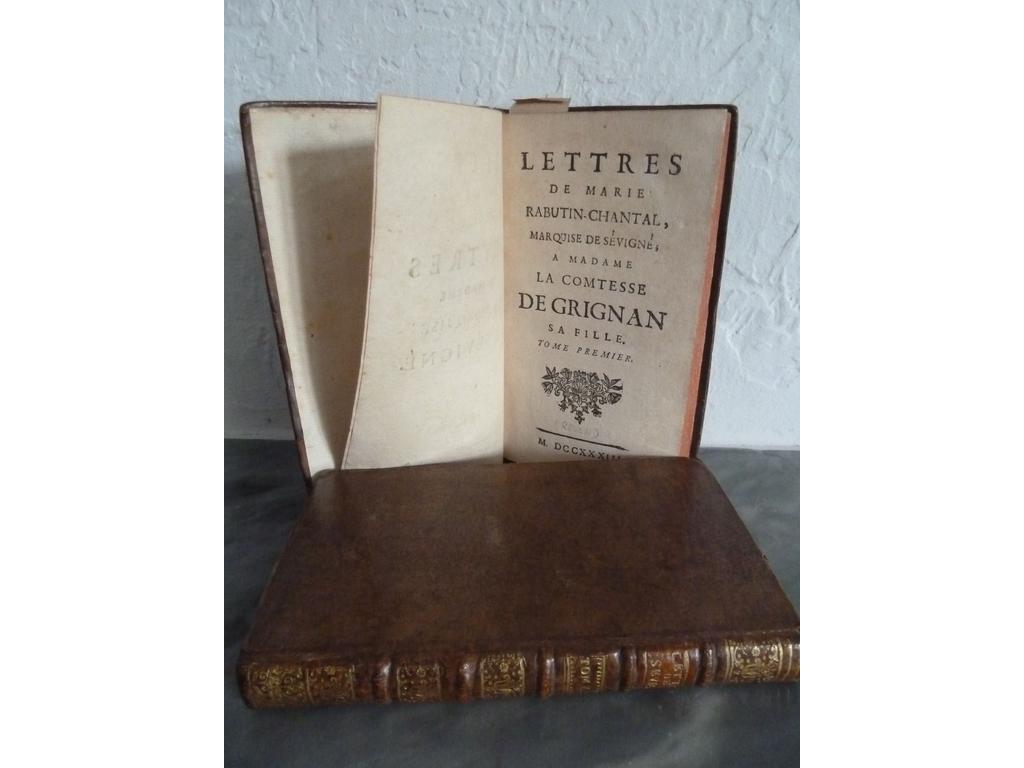SEVIGNE, Marquise de : Lettres de Marie Rabutin-Chantal, Marquise de Sévigné, à Madame la Comtesse de Grignan, sa fille. S.l.n.e : [Rouen], 1733. 3 tomes en 2 volumes in-12°. Reliures de lépoque plein veau brun, dos à nerfs ornés de caissons de filet doré finement fleuronnés, pièces de titre et de tomaison en maroquin havane, toutes tranches rouges. Quelques frottis sinon TRES BEL EXEMPLAIRE, fort bien conservé dun des 1ères éditions des Lettres de Madame de Sevigné, reproduisant pratiquement page pour page, ligne pour ligne la rarissime édition de 1728.