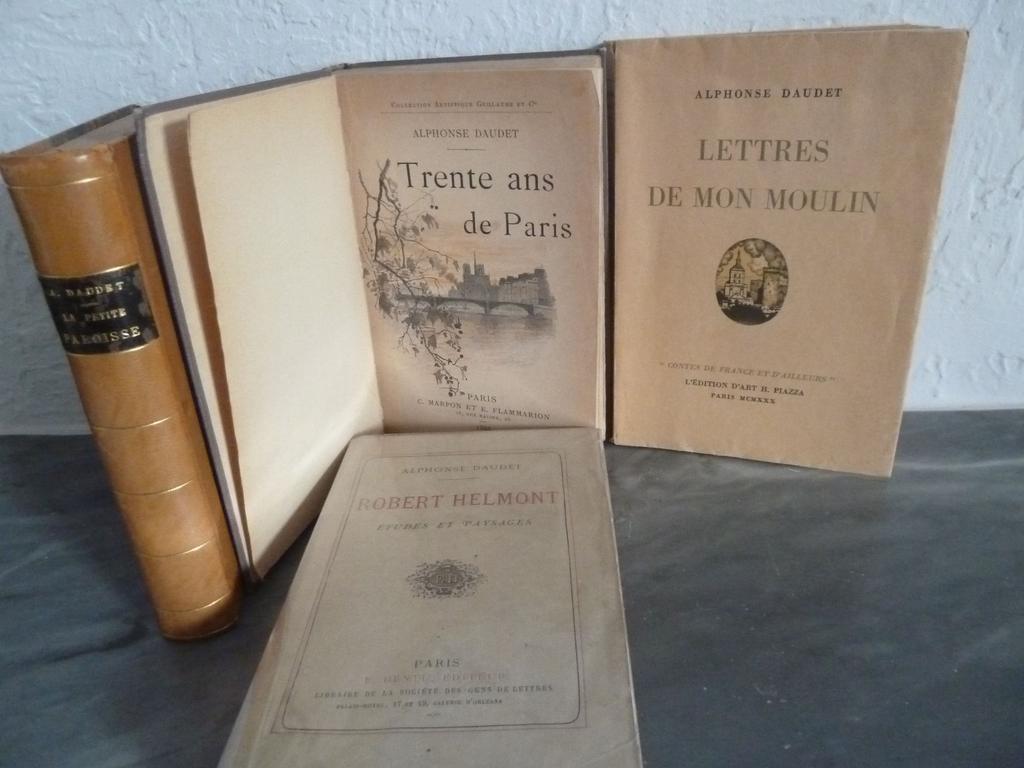 DAUDET, Alphonse : Ensemble de 3 éditions originales, in-12° : - Trente ans de Paris à travers ma vie et mes livres. Marpon, 1888. Reliure de lépoque pleine toile grise, couvertures illustrées conservées. Illustrations de Bieler, Myrbach  , - La Petite paroisse. Murs conjugales. Lemerre, 1895. Reliure de lépoque demi-basane miel , - Robert Helmont. Etudes et paysages. Dentu, 1874. Broché sous couvertures imprimées. ON Y JOINT du même : Lettres de mon moulin. Piazza, 1930. Broché sous couverture illustrée et rempliée. Illustrations de Jean Villeroy. Ex. numérotés sur Rives. BEL ENSEMBLE de 4 ouvrages dAlphonse DAUDET.