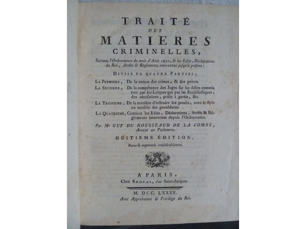 ROUSSEAU DE LA COMBE, Guy : Traité des matières criminelles. Paris : Brocas, 1785. Un volume in-4°. Reliure de lépoque plein veau havane, dos à nerfs orné de caissons de double filet doré fleuronnés, titre doré, roulette dorée sur coupes, toutes tranches dorées. TRES BON EXEMPLAIRE de ce traité de jurisprudence criminelle qui connut un grand succès avec de diverses rééditions.