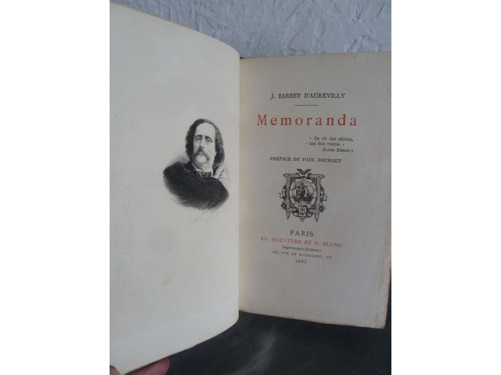 BARBEY DAUREVILLY, Jules : Mémoranda. Paris : Ed. Rouveyre et G. Blond, 1872. Un volume grand in-12°. Reliure de lépoque demi-maroquin à coins chocolat, dos à nerfs janséniste, tête dorée. Couvertures et dos imprimés conservés. Non rogné. Reliure signée par CHAMPS-STROOBANTS. Edition en partie originale, bien complète en frontispice, du portrait de lauteur gravé à leau-forte par Abot. Ex. sur vergé. TRES BEL EXEMPLAIRE.