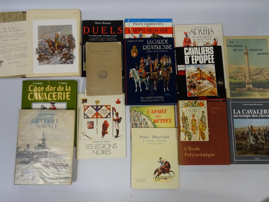 Un lot divers de dix livres modernes sur la cavalerie, les duels, les spahis algériens, la garde Républicaine et l'école Polytechnique.