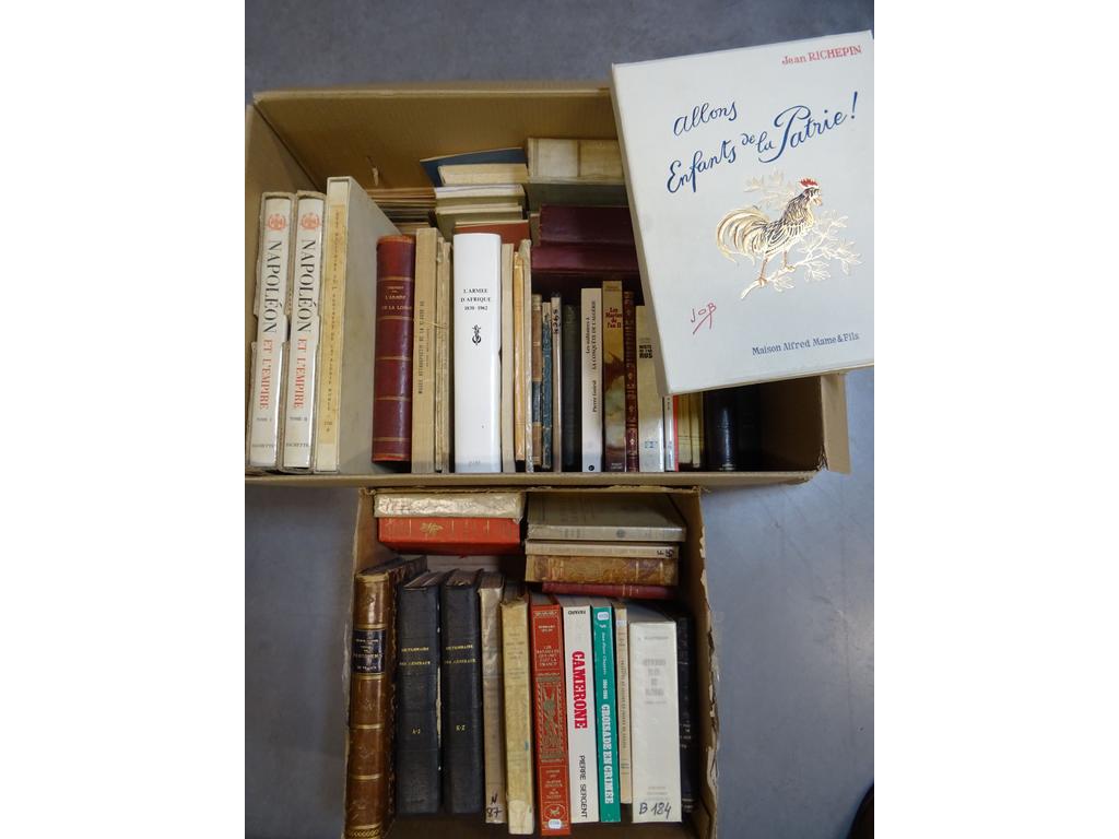 MILITARIA - Varia : Ensemble d'ouvrages dont Jean Richepin : Allons enfants de la Patrie, illustré par JOB, et des albums de chromolithographies. En tout 2 cartons