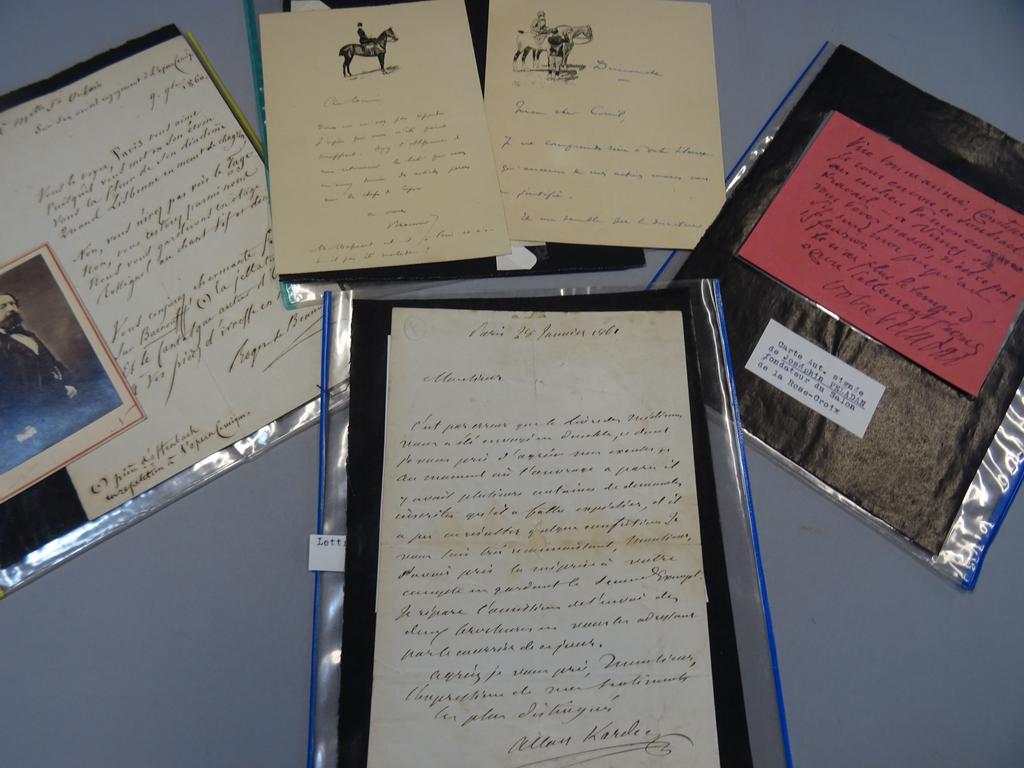AUTOGRAPHES : 5 autographes divers dont : Allan Kardec 1863 (fondateur du spiritisme), 2 lettres et un poème de Roger de Beauvoir et une carte autographe de Joséphin Peladan (fondateur de la Rose Croix)