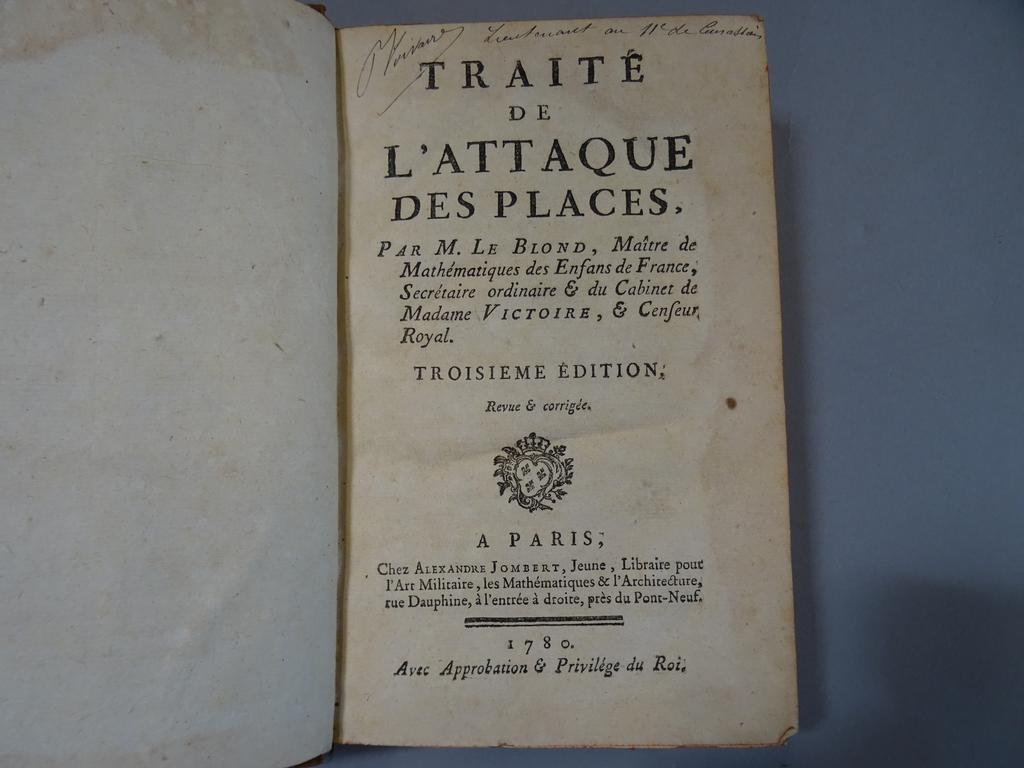 LE BLOND : Traité de lattaque des places. Paris : Jombert, 1780. Un volume in-8°. Reliure de lépoque pleine basane havane, dos à nerfs orné de caissons de double filet doré fleuronné, pièce de titre en maroquin grenat, toutes tranches rouges. Un en-tête et 18 belles planches dépliantes gravées in-fine. Quelques frottis et rousseurs. BON EXEMPLAIRE, par lauteur de larticle sur « art militaire » dans lEncyclopédie de Diderot et dAlembert.