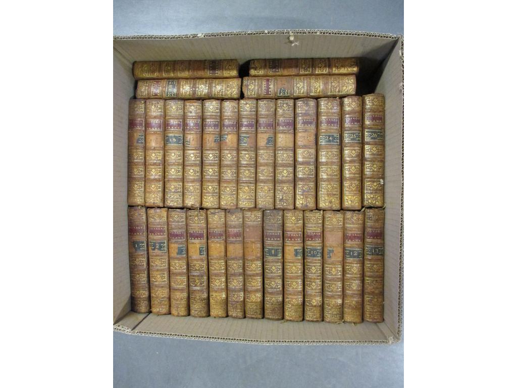 DELAPORTE : Le voyageur françois ou la connaissance.  Paris : Cellot, Moutard  1772-1789. 30 volumes in-12°. Reliures de lépoque plein veau havane, dos à nerfs ornés de caissons de double filet doré, quelques pièces de titre et de tomaison, toutes tranches marbrées. Usures et autres défauts. Non collationné. Exemplaire de travail.