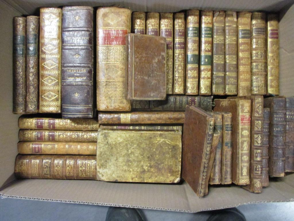 Ensemble de reliures essentiellement du XVIIIème siècle (séries incomplètes). 1 carton