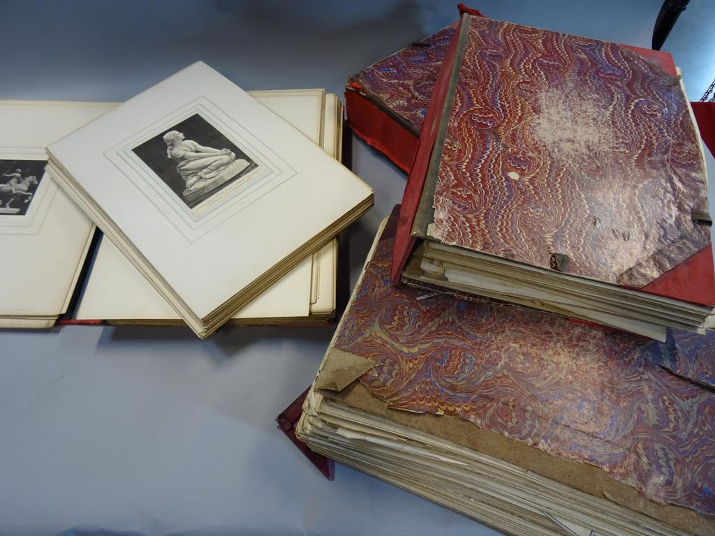 Imposant lot de lithographies, chromolithographies et gravures de la fin du XIXème siècle thématique Jeanne d'Arc, appliqués sur carton fort en petits In folio. (quelques moisissures, état divers)