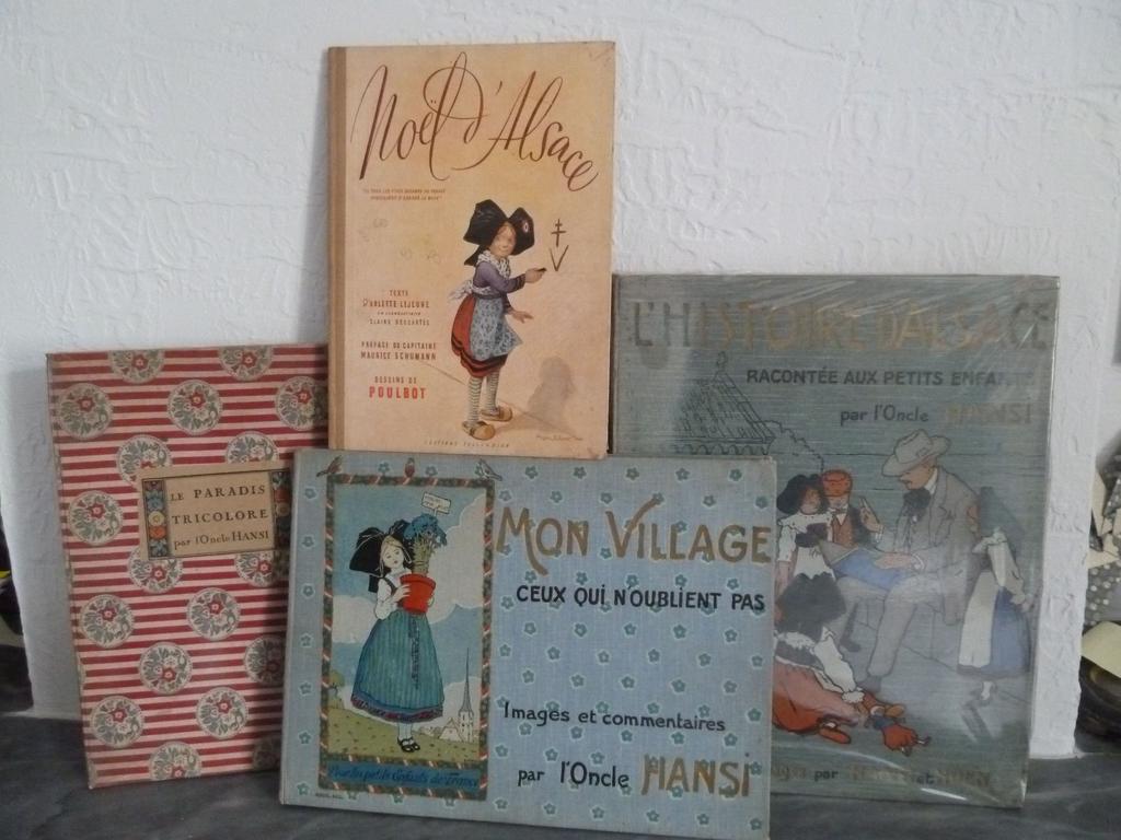 ENSEMBLE DE 3 LIVRES ILLUSTRES PAR HANSI dont : - Lhistoire dAlsace racontée aux petits enfants dAlsace et de France. Paris : Floury, 1913. Un volume grand in-4° sous reluire toilée bleue illustrée de léditeur (légèrement décolorée) , - Mon village. Ceux qui noublient pas. Paris : Floury, s.d. Un volume in-4° à litalienne sous reliure toilée bleue illustrée de léditeur , - Le paradis tricolore. Paris : Floury, 1918 , Un volume grand in-8° sous reliure toilée illustrée de léditeur (la 2ième garde manque, coutures lâches). ON Y JOINT : LEJEUNE, Arlette : Noël dAlsace. Paris : Tallandier, 1945. Un volume in-4° sous reliure cartonnée illustrée de léditeur. Illustré de dessins de POULBOT. BON ENSEMBLE de 4 enfantina sur lAlsace. (n.c.)