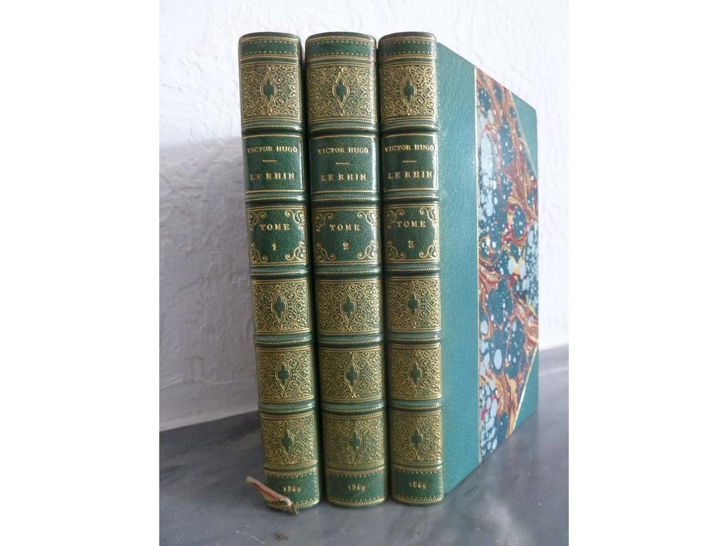 HUGO, Victor : Le Rhin. Lettres à un ami. Paris : Hachette, 1869. 3 volumes grand in-12°. Reliures de lépoque demi-maroquin émeraude à coins, dos à nerfs ornés de caissons de double filet doré richement et finement avec motif quadrilobé au centre, filets dorés sur plats, têtes dorées. Reliures signées par PAGNANT. Quelques rares rousseurs, dos un brin plus foncés. TRES BEL EXEMPLAIRE, bien établi.
