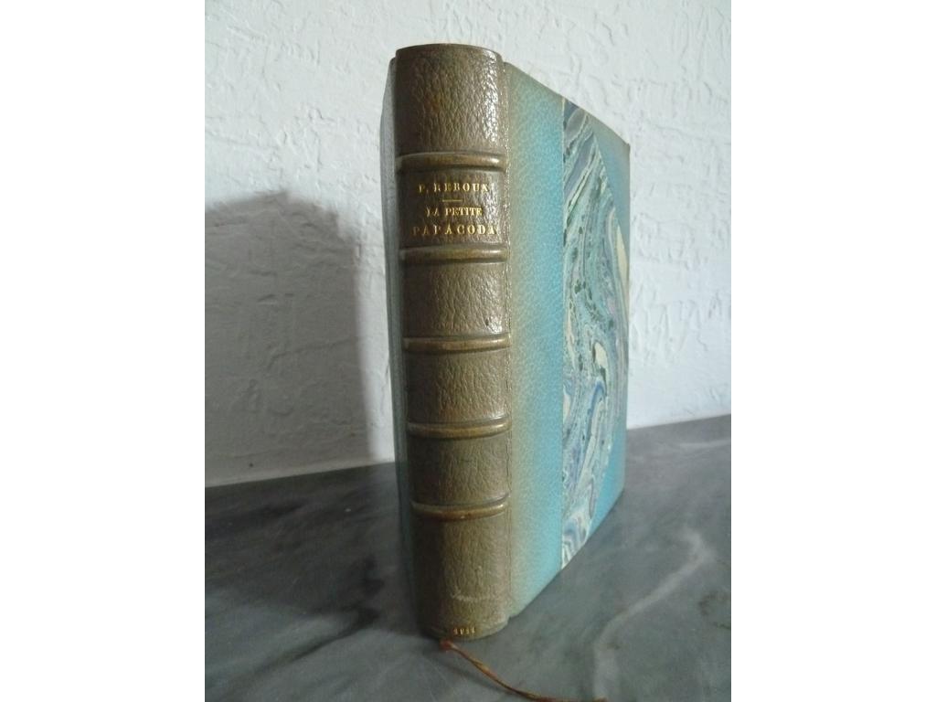 REBOUX, Paul : La petite Papacoda. Roman napolitain. Paris : Fasquelle, 1911. Un volume grand in-12°. Reliure de lépoque demi-maroquin vert opaline à coins, dos à nerfs janséniste, tête dorée, couvertures imprimées et dos conservés, témoins conservés. Reliure signée par FLAMMARION-VAILLANT. EDITION ORIGINALE. 1 des 15 ex. numérotés sur Hollande. Dos et témoins brunis. BON EXEMPLAIRE.