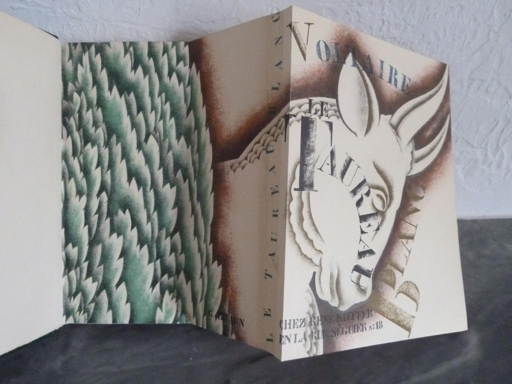 VOLTAIRE. (BRAUN, Georges) : Le Taureau blanc. Paris : Kieffer, 1926. Un volume in-8° carré. Reliure de lépoque plein maroquin vert cyprès, dos lisse avec titre en long, compositions de filets courbes dorés et au palladium sur les plats, large bande bordée dune roulette dorée en encadrement des contreplats, tête dorée. Couvertures illustrées conservées et reliées en tête dun seul tenant. Tête dorée. Illustré en plus de la couverture, de 45 compositions in-texte vivement coloriées au pochoir de Georges BRAUN. Tiré à 550 ex. numérotés. 1 des 500 sur vélin blanc enrichi dune suite des illustrations sur Japon reliée in-fine. quelques frottis, dos un brin éclairci sinon BON EXEMPLAIRE.