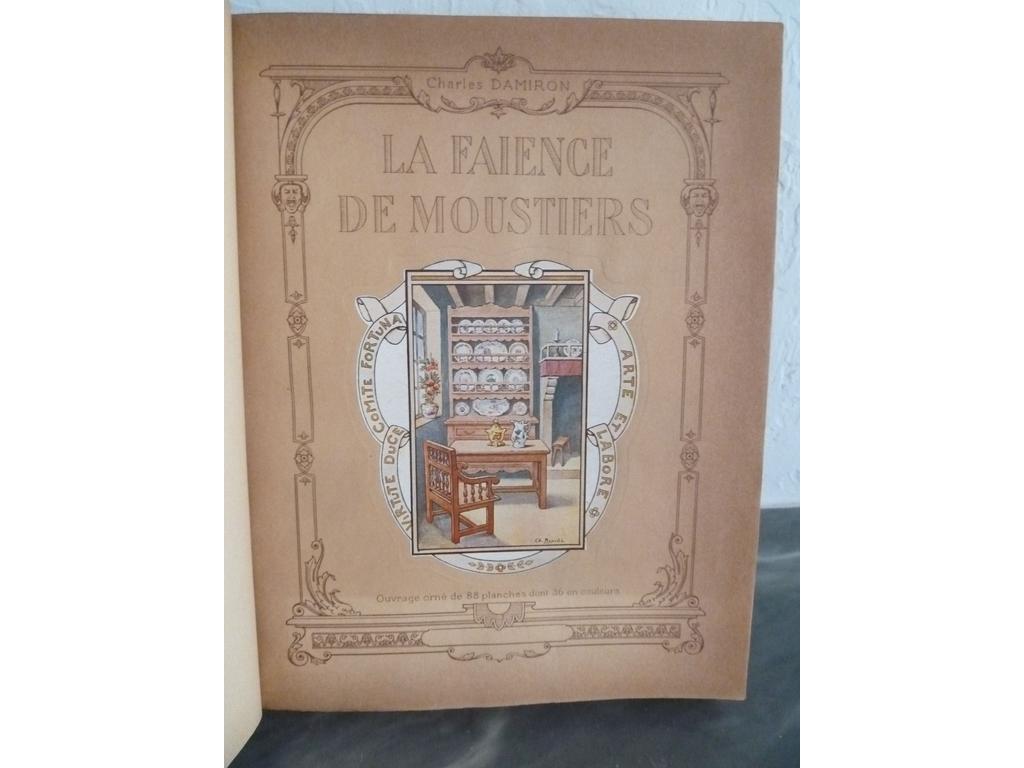 DAMIRON, Charles : La faïence de Moustiers. Lyon : Veuve Blot, 1919. Un volume fort in-4°. Reliure de lépoque pastiche du XVIIIe, demi-chagrin bleu nuit, dos à nerfs orné de caissons de double filet doré fleuronnés, tête dorée. Couvertures conservées. EDITION ORIGINALE tirée à 550 ex. numérotés. 1 des 500 sans le frontispice en noir évoqué comme souvent. Bien complet de sa planche hors-texte de monogrammes et de ses 88 planches (dont 2 bis) hors-texte de faïences sous serpentes légendées dont 36 en couleurs représentant plus de 467 reproductions. Dos éclairci, légers frottis sinon BON EXEMPLAIRE de cet ouvrage de référence.