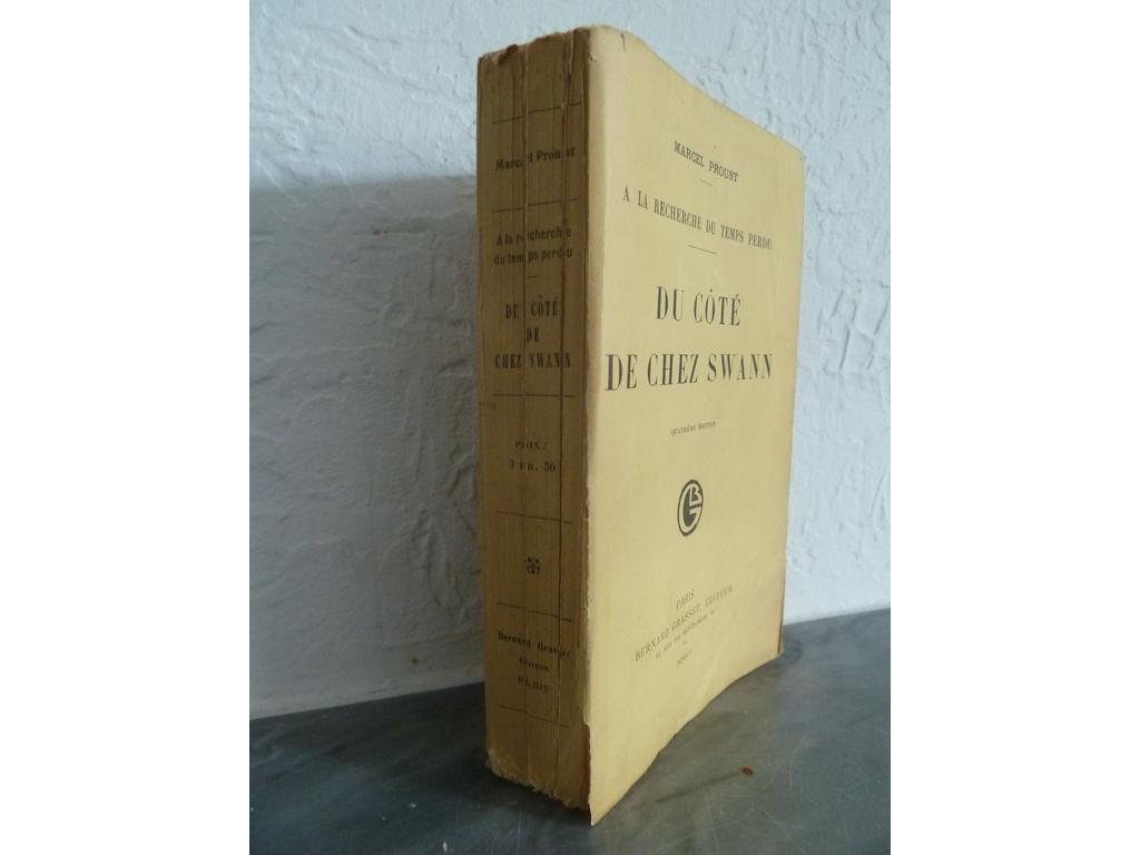 PROUST, Marcel : A la recherche du temps perdu. Du côté de chez Swann. Paris : Grasset, 1913. Un volume broché in-12° sous couvertures imprimées. Non rogné. EXEMPLAIRE DU SECOND TIRAGE DE LEDITION ORIGINALE à la bonne date de lachevé dimprimer du 8 novembre 1913, avec mention fictive de quatrième édition sur la couverture supérieure daté de 1913 en chiffres romains. Page de titre blanche avec date d'édition 1914 aussi en chiffres romains. Avec la table des matières. Présence du catalogue de 4 feuillets vert clair in-fine. (Voir Max BRUN : Contribution à létude des premiers tirages de lédition originale de « Du côté de chez Swann », in Le Livre et lEstampe, n°44-46/1966, pp. 16-18). Dos fendu, 1ère de couverture détachée, petits manques en queue. Intérieur très frais.