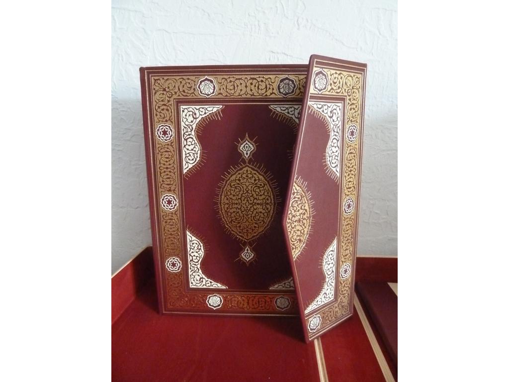 MONTESQUIEU. (HUBERT, André) : Lettres persanes. Paris : Editions de lIbis, 1966-1967. 2 volumes grand in-4°. Reliures de léditeur plein veau rouge-brun à rabats format portefeuille, plats très richement décorés dun encadrement et dun motif central à fond ivoire et doré dans le goût persan, dos lisses ornés et dorés de même, têtes dorées, sous coffrets toilés titrés au dos de léditeur. Illustré de 30 compositions en couleurs dans le goût des miniatures persanes, dont une planche à double page, 13 hors-texte et 16 in-texte à mi-page dAndré HUBERT. Nombreux ornements en couleurs in-texte et dessins en sanguine dans les marges. Tiré à 1301 ex. numérotés. 1 des 270 sur vélin chiffon de Lana comprenant sous chemises à dos et bandes de veau rouge-brun, 4 eaux-fortes originales sur soie, placées sous chemise à fenêtre, et une suite des illustrations avant les rehauts des couleurs. TRES BEL EXEMPLAIRE, fort décoratif.